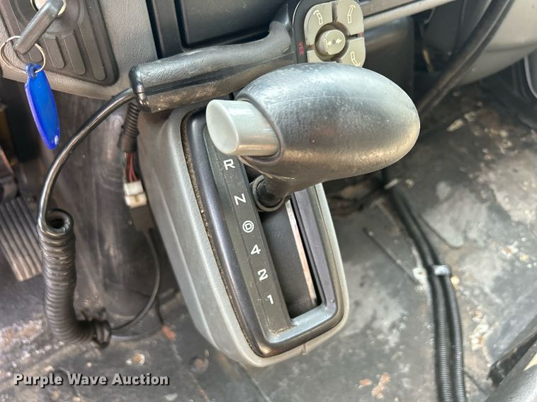 image for item DS8753 2004 International 4300  spreader truck