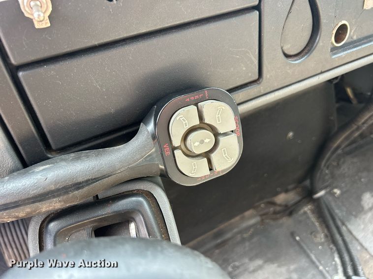 image for item DS8753 2004 International 4300  spreader truck