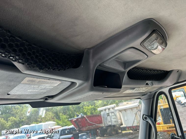 image for item DS8753 2004 International 4300  spreader truck