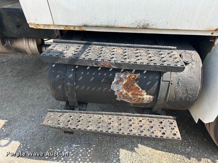 image for item DS8753 2004 International 4300  spreader truck