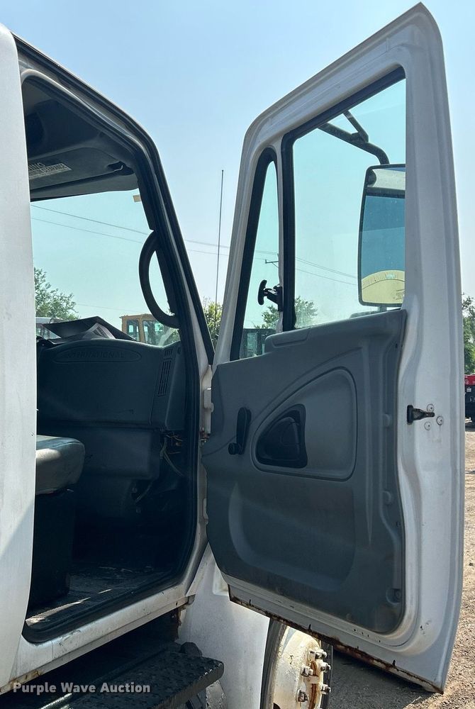 image for item DS8753 2004 International 4300  spreader truck