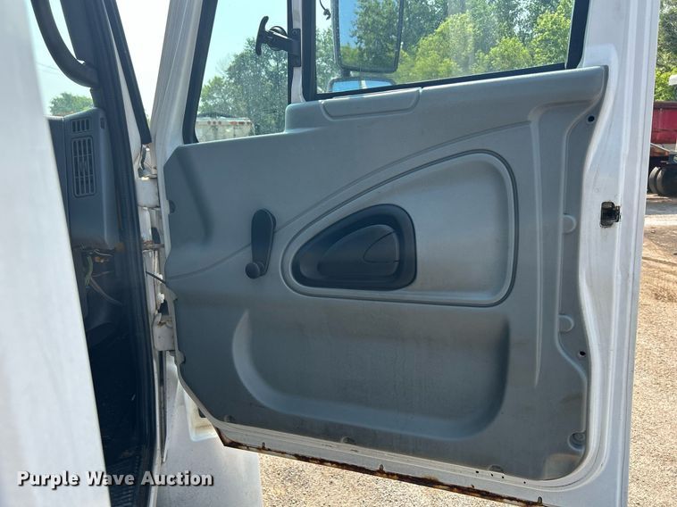 image for item DS8753 2004 International 4300  spreader truck