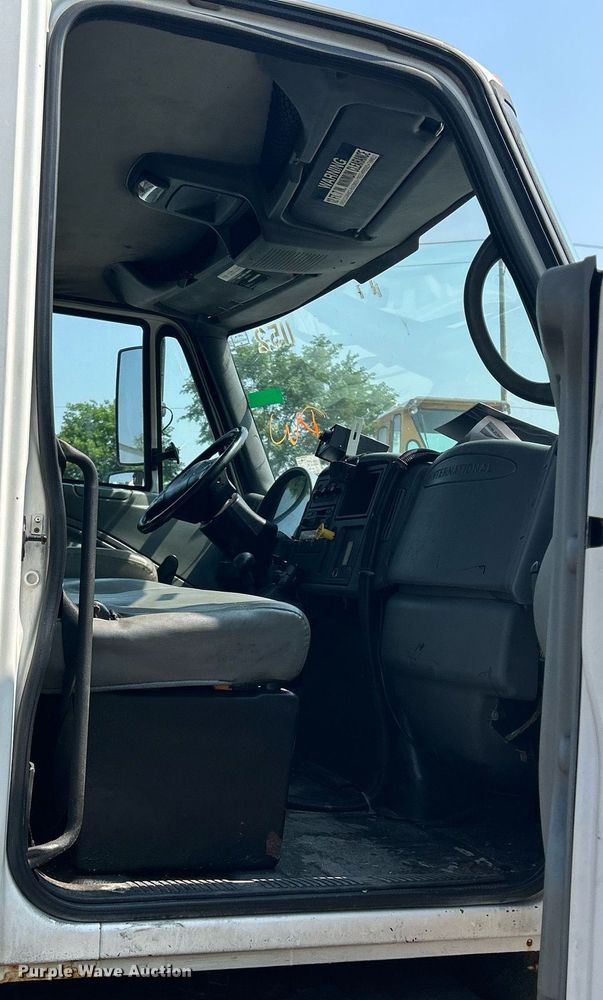 image for item DS8753 2004 International 4300  spreader truck