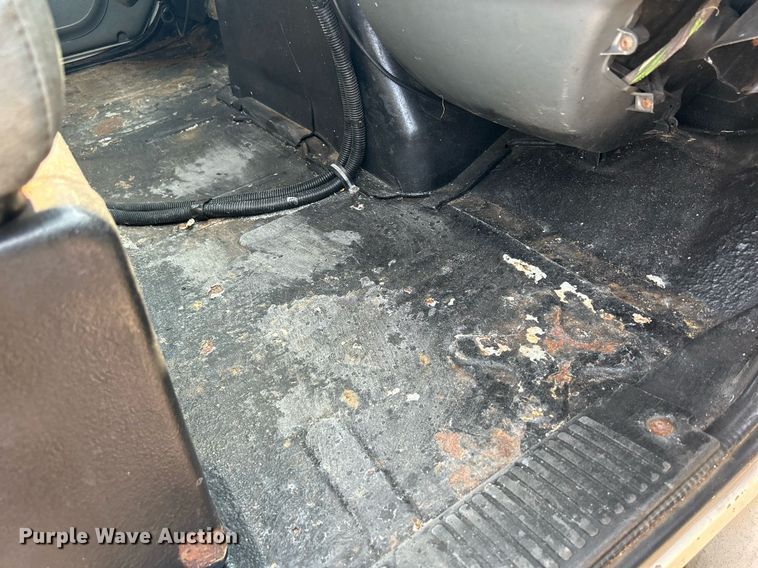 image for item DS8753 2004 International 4300  spreader truck