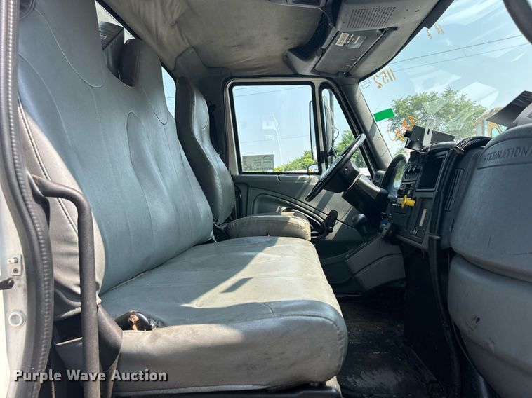 image for item DS8753 2004 International 4300  spreader truck