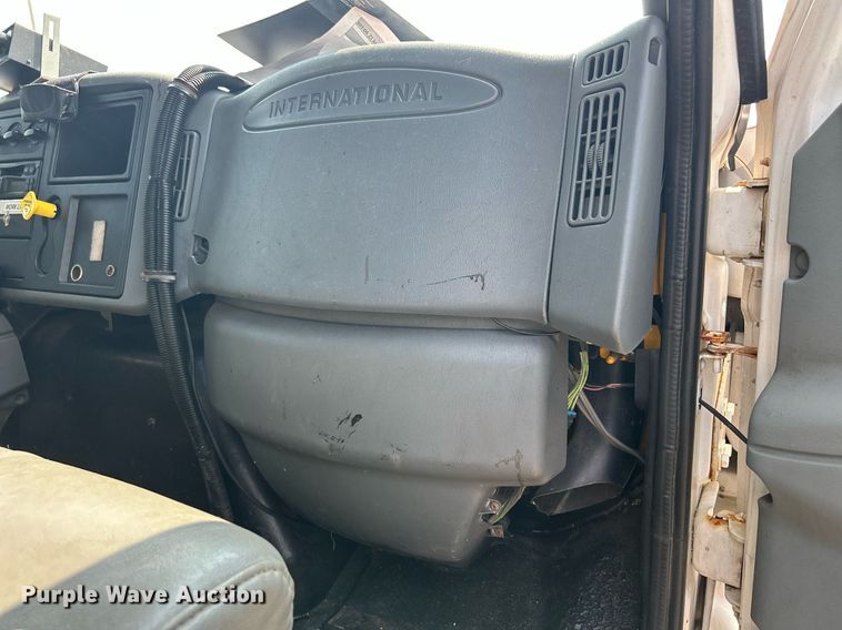 image for item DS8753 2004 International 4300  spreader truck