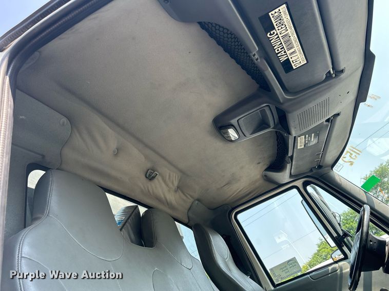 image for item DS8753 2004 International 4300  spreader truck