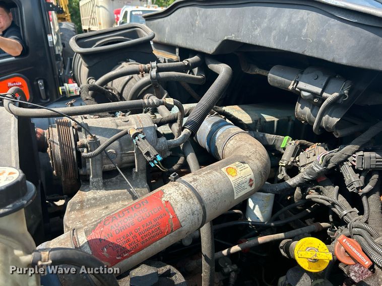 image for item DS8753 2004 International 4300  spreader truck