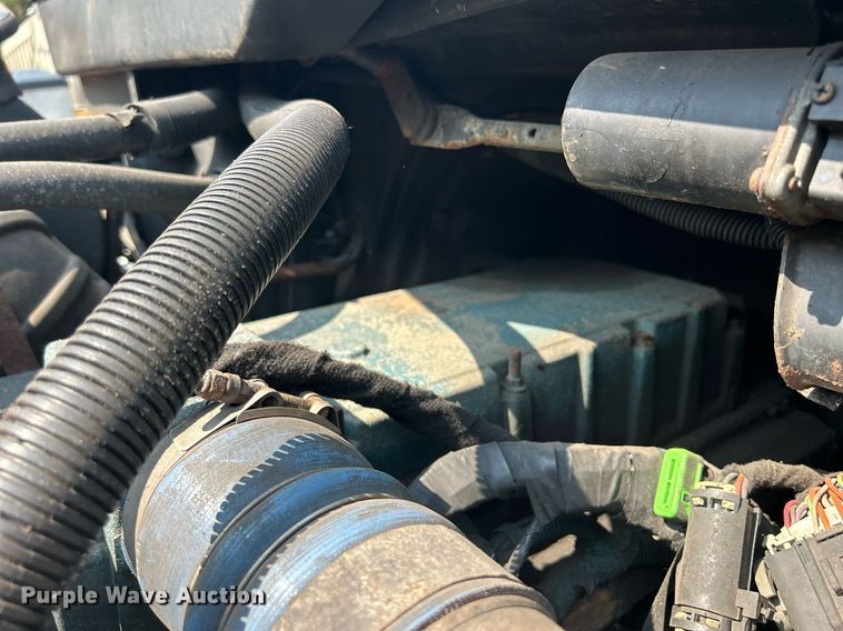 image for item DS8753 2004 International 4300  spreader truck