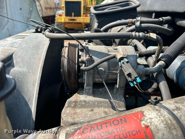 image for item DS8753 2004 International 4300  spreader truck