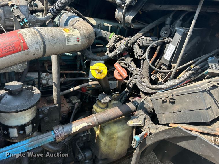 image for item DS8753 2004 International 4300  spreader truck