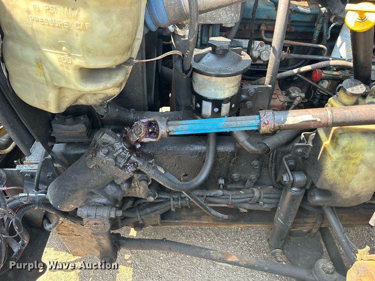 image for item DS8753 2004 International 4300  spreader truck