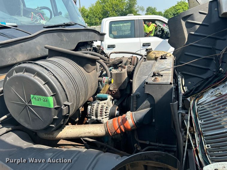 image for item DS8753 2004 International 4300  spreader truck