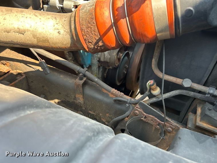 image for item DS8753 2004 International 4300  spreader truck