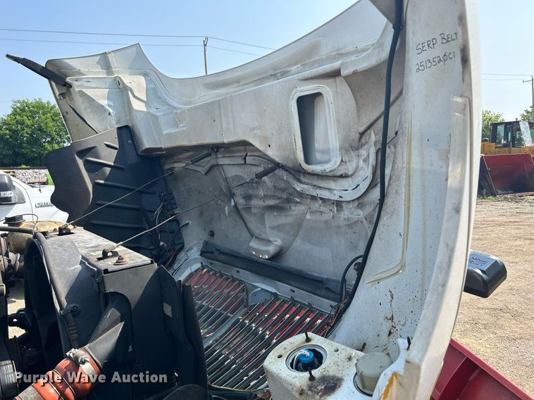 image for item DS8753 2004 International 4300  spreader truck