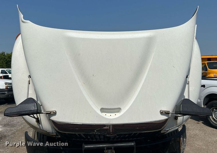 image for item DS8753 2004 International 4300  spreader truck