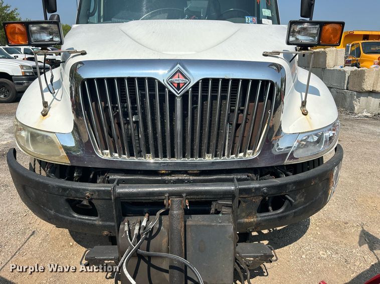 image for item DS8753 2004 International 4300  spreader truck