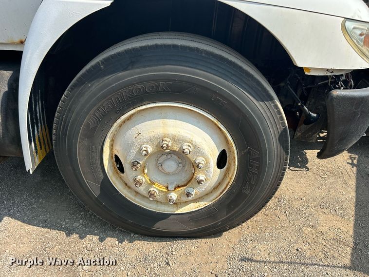 image for item DS8753 2004 International 4300  spreader truck