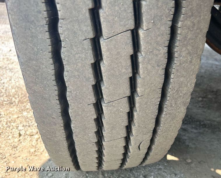 image for item DS8753 2004 International 4300  spreader truck