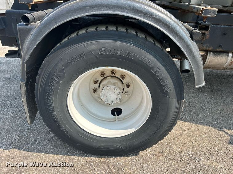 image for item DS8753 2004 International 4300  spreader truck