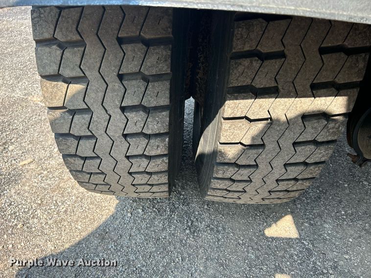 image for item DS8753 2004 International 4300  spreader truck