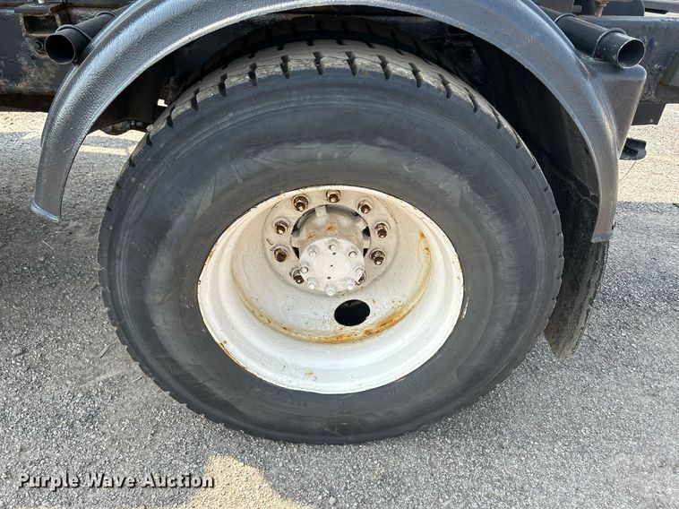 image for item DS8753 2004 International 4300  spreader truck