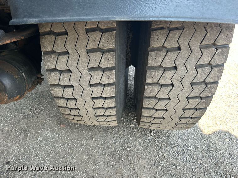 image for item DS8753 2004 International 4300  spreader truck