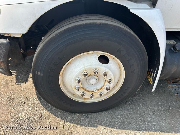 image for item DS8753 2004 International 4300  spreader truck