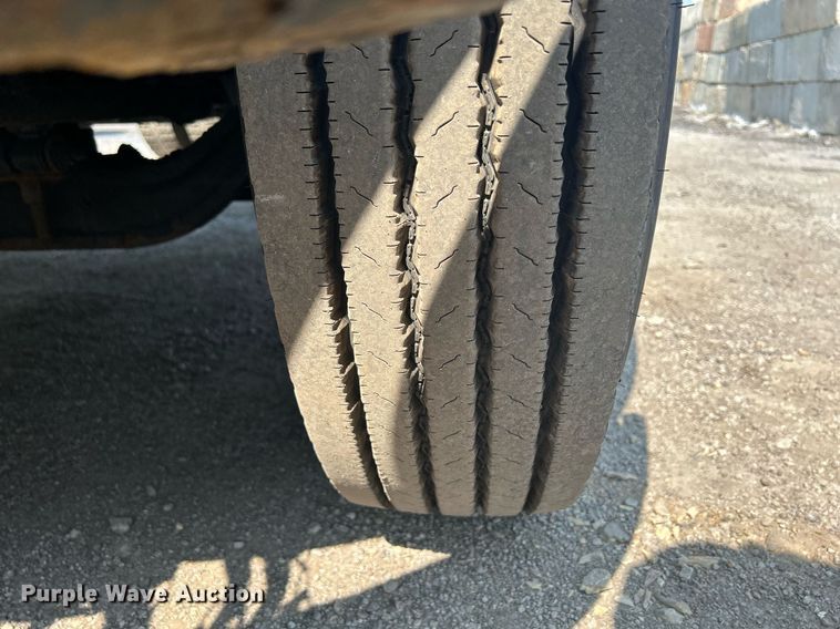 image for item DS8753 2004 International 4300  spreader truck