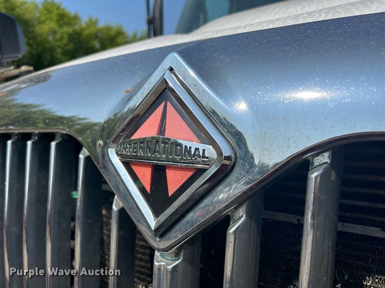 image for item DS8753 2004 International 4300  spreader truck