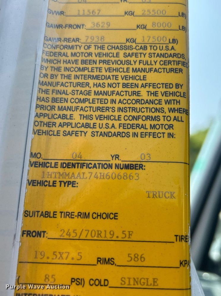 image for item DS8753 2004 International 4300  spreader truck