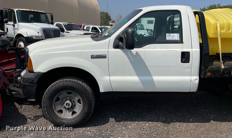 image for item DS8755 2006 Ford F350 Super Duty XL  flatbed pickup truck