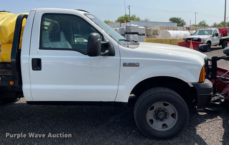 image for item DS8755 2006 Ford F350 Super Duty XL  flatbed pickup truck