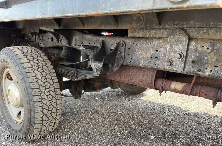 image for item DS8755 2006 Ford F350 Super Duty XL  flatbed pickup truck