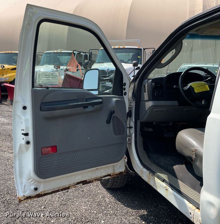 image for item DS8755 2006 Ford F350 Super Duty XL  flatbed pickup truck