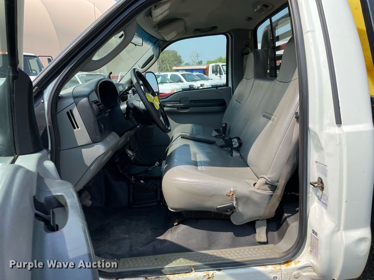 image for item DS8755 2006 Ford F350 Super Duty XL  flatbed pickup truck