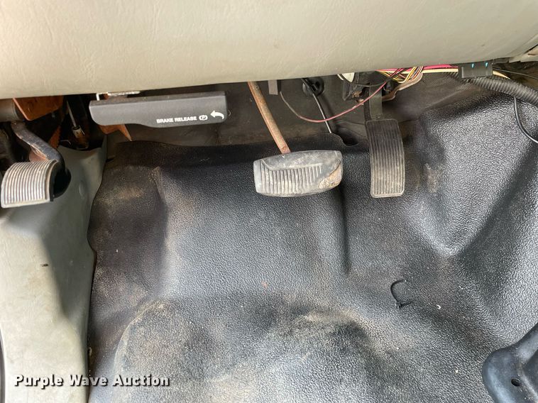 image for item DS8755 2006 Ford F350 Super Duty XL  flatbed pickup truck