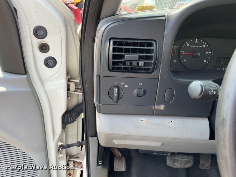 image for item DS8755 2006 Ford F350 Super Duty XL  flatbed pickup truck