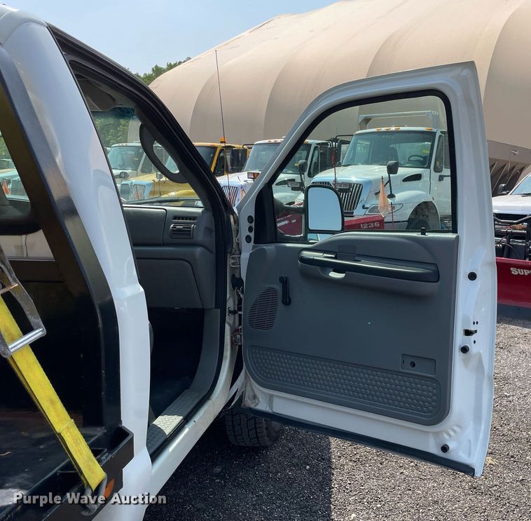 image for item DS8755 2006 Ford F350 Super Duty XL  flatbed pickup truck