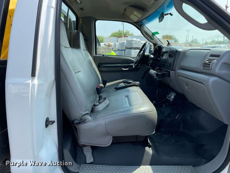 image for item DS8755 2006 Ford F350 Super Duty XL  flatbed pickup truck