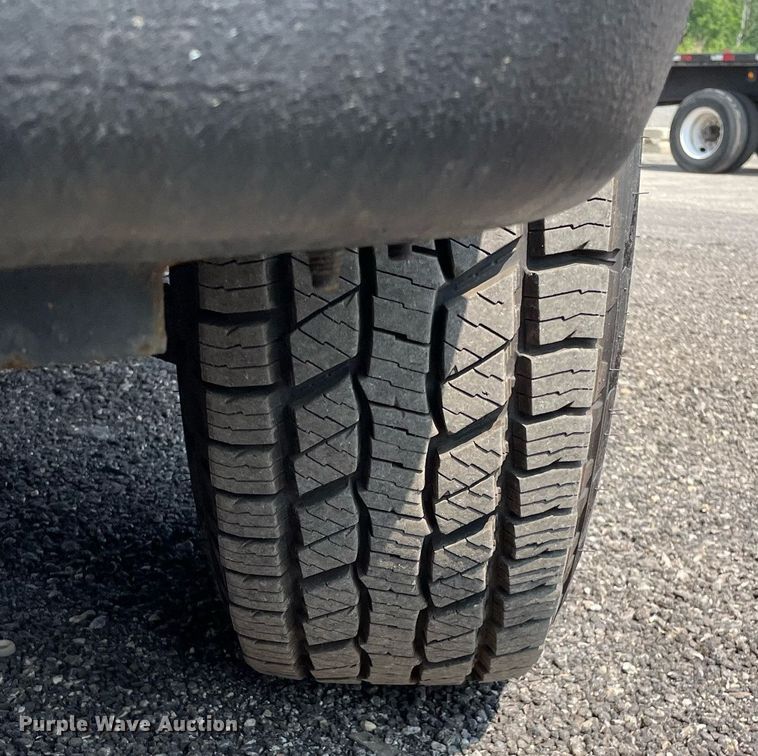 image for item DS8755 2006 Ford F350 Super Duty XL  flatbed pickup truck