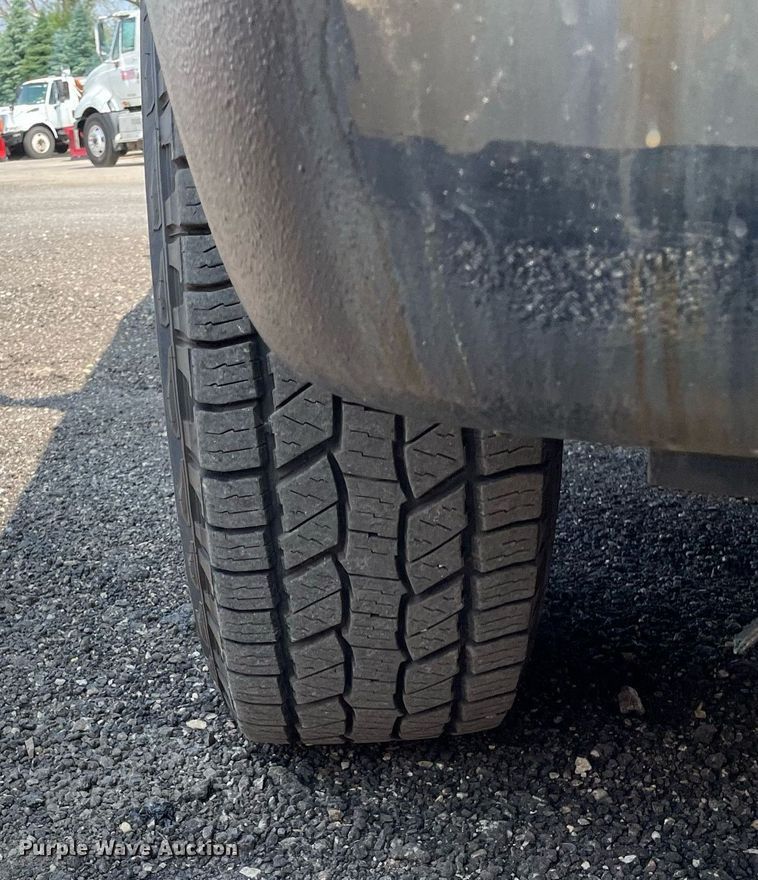 image for item DS8755 2006 Ford F350 Super Duty XL  flatbed pickup truck