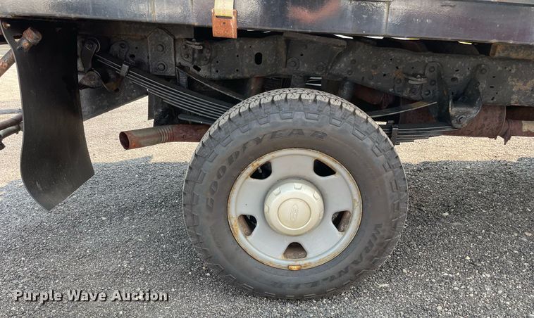 image for item DS8755 2006 Ford F350 Super Duty XL  flatbed pickup truck