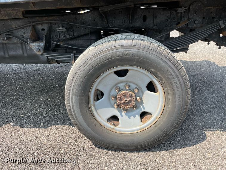 image for item DS8755 2006 Ford F350 Super Duty XL  flatbed pickup truck