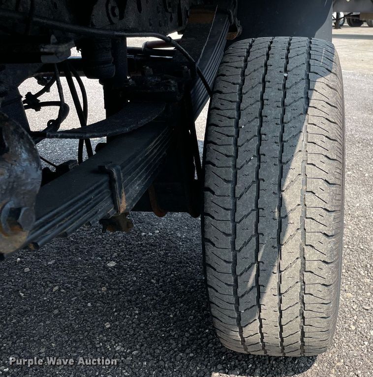 image for item DS8755 2006 Ford F350 Super Duty XL  flatbed pickup truck