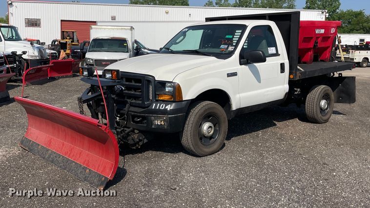 image for item DS8759 2006 Ford F350 Super Duty XL  flatbed pickup truck