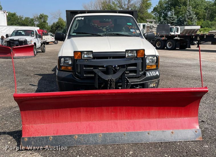 image for item DS8759 2006 Ford F350 Super Duty XL  flatbed pickup truck