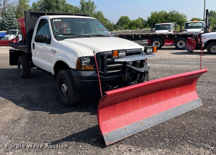 image for item DS8759 2006 Ford F350 Super Duty XL  flatbed pickup truck