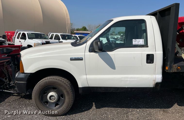 image for item DS8759 2006 Ford F350 Super Duty XL  flatbed pickup truck