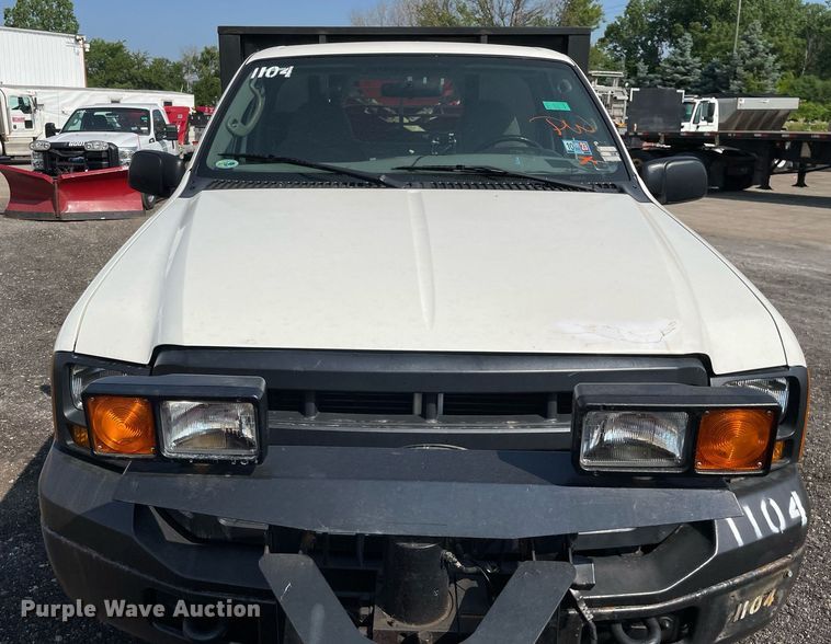 image for item DS8759 2006 Ford F350 Super Duty XL  flatbed pickup truck